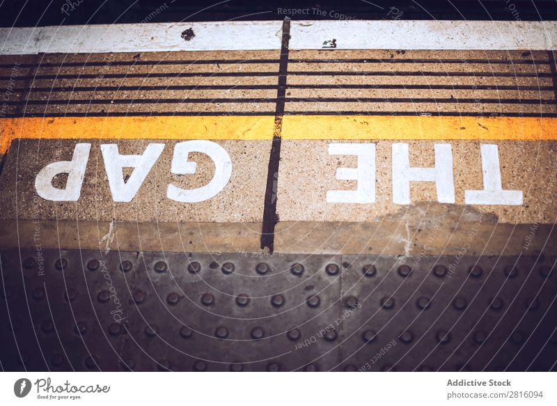 Achten Sie auf das Gap-Schild in der U-Bahn. schreibend Sicherheit Eisenbahn Verstand Lücke Verkehr Ferien & Urlaub & Reisen Technik & Technologie Pendeln