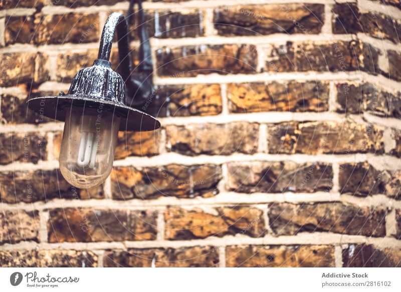 Strukturierte Ziegelwand mit Laterne Konsistenz Backsteinwand Hintergrundbild Wand alt Muster Lampe Dekoration & Verzierung Design Grunge Licht Stil