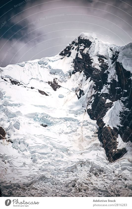 Schöner schneebedeckter Berggipfel in der Cordillera Blanca-Kette des Huascaran Nationalparks, Peru Berge u. Gebirge Gipfel Cruz wandern Gletscher Ausflugsziel