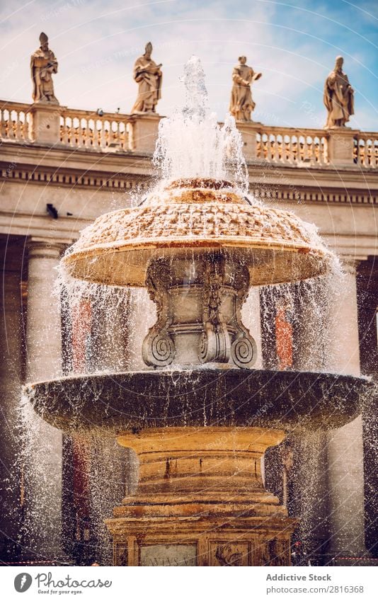 Detail des Brunnens auf dem Petersplatz (Piazza San Pietro), im Vatikan, Rom, Italien. Platz Italienisch Kathedrale Quadrat Gigant Schalen & Schüsseln