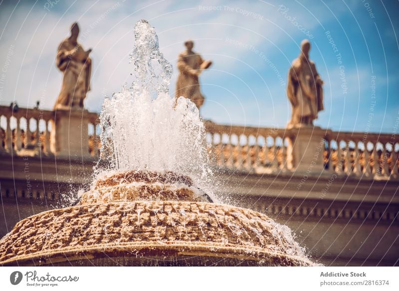 Detail des Brunnens auf dem Petersplatz (Piazza San Pietro), im Vatikan, Rom, Italien. Platz Italienisch Kathedrale Quadrat Gigant Schalen & Schüsseln