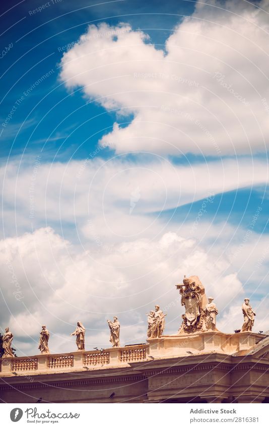Berühmte Kolonnade der Peterskirche im Vatikan, Rom, Italien Heilige Pietro peter Päpste Platz Kathedrale historisch Katholizismus Kapelle Christentum Säule