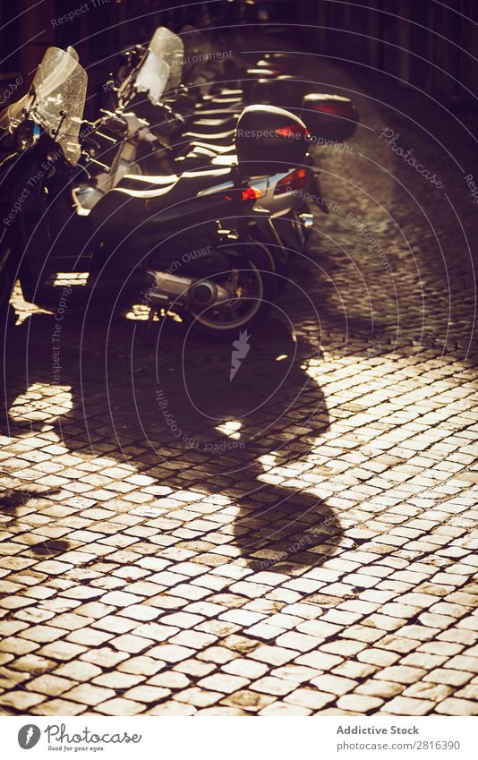 Roller werden in der Abenddämmerung auf der Stadtstraße geparkt, in Rom, Italien. Kleinmotorrad Außenaufnahme Italienisch Ferien & Urlaub & Reisen Tradition