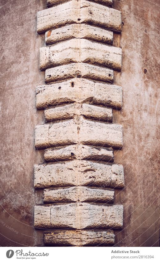 Ecke eines Hintergrunds der Gebäudetextur. Rom, Italien Backstein Stein Oberfläche Dekoration & Verzierung Zement rau Quadrat alt Ornament Fliesen u. Kacheln