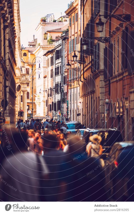 ROM, ITALIEN - 14. JULI 2016: Wunderschöner Straßenblick mit Toutisten, Rom Außenaufnahme Italienisch Ausflugsziel Stadt Farbe national Ferien & Urlaub & Reisen