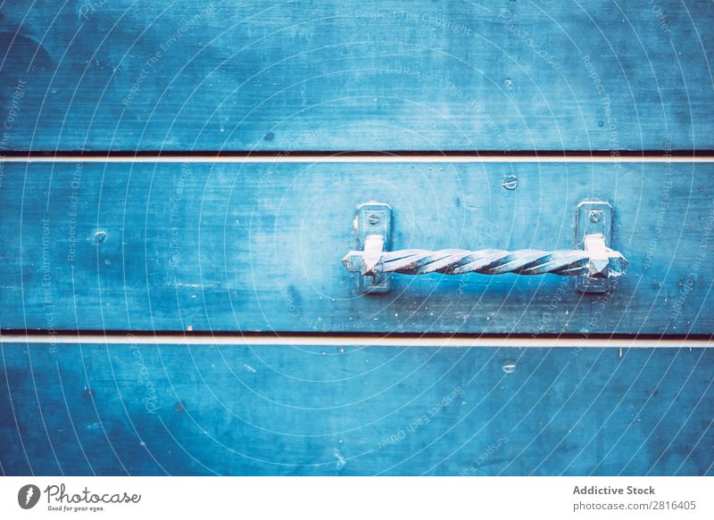 Detail der Türen aus blau lackiertem Holz. Textur-Hintergrund mediterran malen Griechen Muster Metall Türklopfer Außenaufnahme Dekoration & Verzierung alt