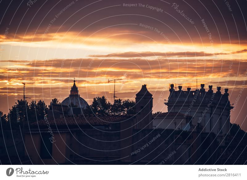 Stadtbild von Rom bei Sonnenuntergang. Italien Außenaufnahme Italienisch Kathedrale historisch Wolken Ferien & Urlaub & Reisen Aussicht rot Wahrzeichen