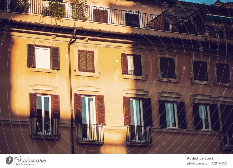 Rom, Italien. Typische architektonische Details der Altstadt Hintergrundbild alt Tür Wand gelb Baum dreckig grün Häusliches Leben braun Anwesen historisch Licht