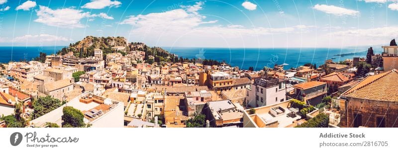 Panoramablick auf Taormina, Sizilien, Italien Ätna Italienisch Meer Insel Berge u. Gebirge Theater Aussicht alt Griechen Dorf historisch Architektur