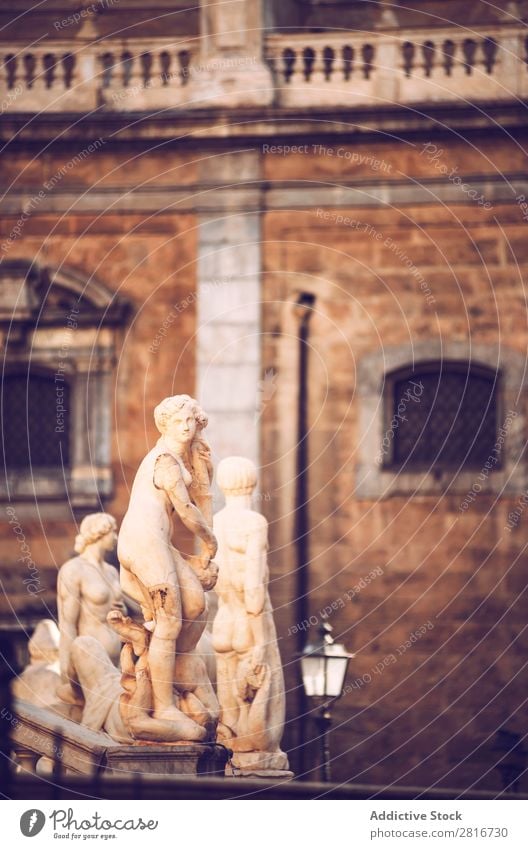 Detailansicht des barocken Springbrunnens mit Nacktstatuen auf der Piazza Pretoria in Palermo, Sizilien, Italien Italienisch Skulptur Ferien & Urlaub & Reisen