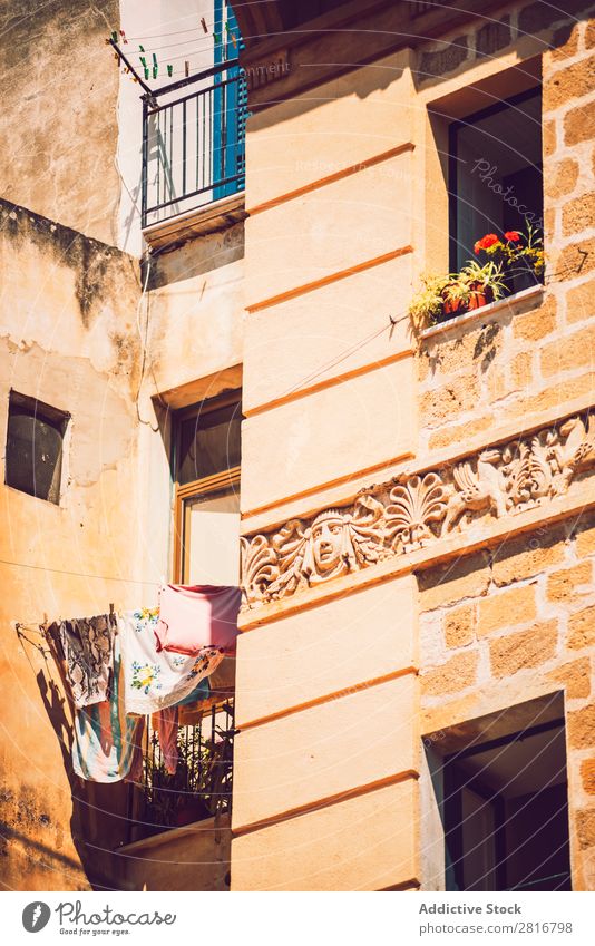 Detailansicht der typischen städtischen sizilianischen Dekoration in Sizilien, Italien. Textur-Hintergrund Detailaufnahme Architektur Europa Haus mediterran