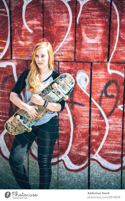 Coole Skateboard-Frau in einem öffentlichen Graffiti-Park Mädchen Straße Schlittschuhlaufen Hut Coolness Außenaufnahme Mensch Freizeit & Hobby Sonnenbrille