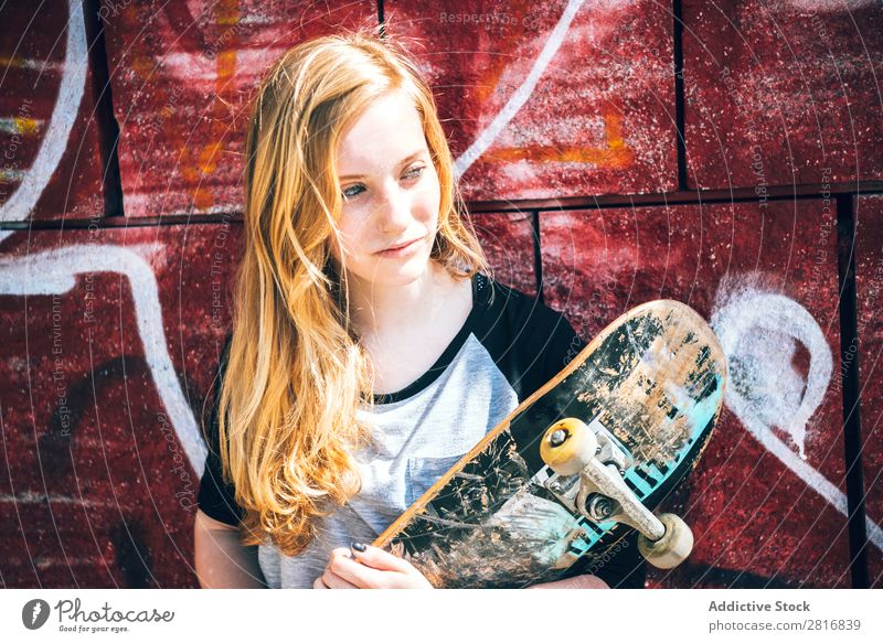 Coole Skateboard-Frau in einem öffentlichen Graffiti-Park Mädchen Straße Schlittschuhlaufen Hut Coolness Außenaufnahme Mensch Freizeit & Hobby Sonnenbrille