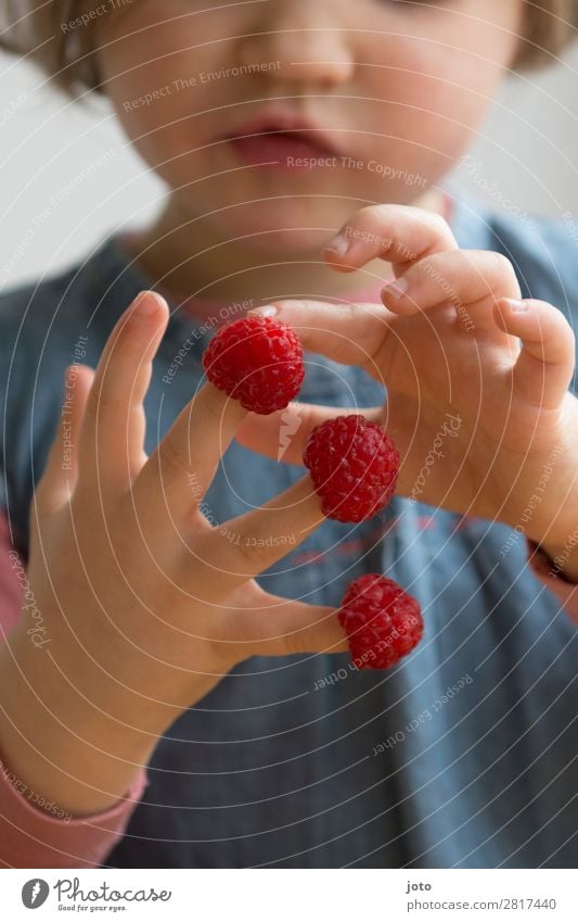 rechnen Lebensmittel Frucht Süßwaren Essen Vegetarische Ernährung Fingerfood Freude Gesundheit Gesunde Ernährung Zufriedenheit Sommer Kind Kindheit Hand