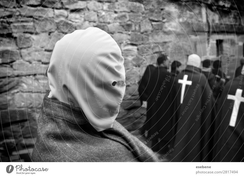 Karwoche in Spanien Lifestyle Gefühle Glück Religion & Glaube heilig Christentum Geißelung Mann Streetlife Schwarzweißfoto Außenaufnahme Morgen