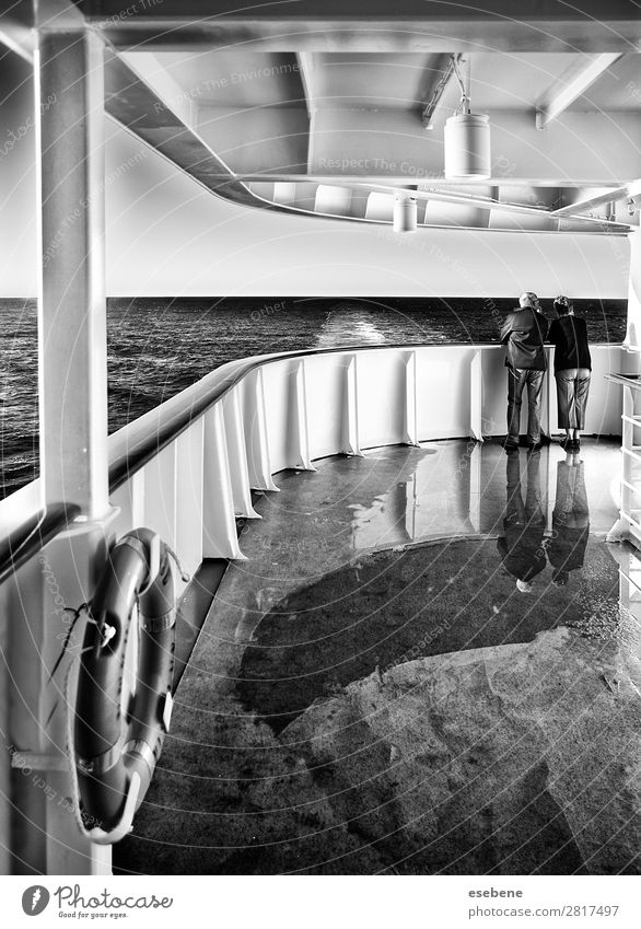 Paar auf einer Kreuzfahrt Schifffahrt Passagierschiff Kreuzfahrtschiff entdecken Schwimmen & Baden Blick Ferien & Urlaub & Reisen Liebe Schwarzweißfoto
