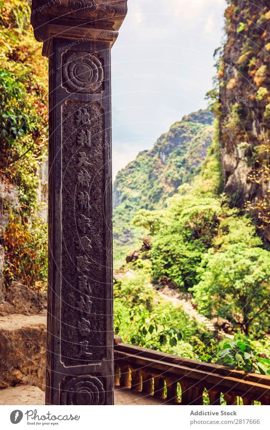 Geschriebene Kolumne in einem Tempel von Tamcoc, Vietnam alt Antiquität Architektur Asien asiatisch Versammlung Glaube Säule Kultur Dekor