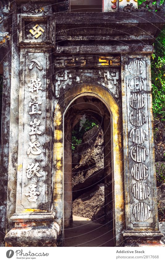 Bich Dong Pagode in Ninh Binh, Vietnam. Trung-Pagode (mittlere Pagode) bich Hoa Schwanz lu tam Kokos Höhle Außenaufnahme Turm Kathedrale Stein Tor Orientalisch