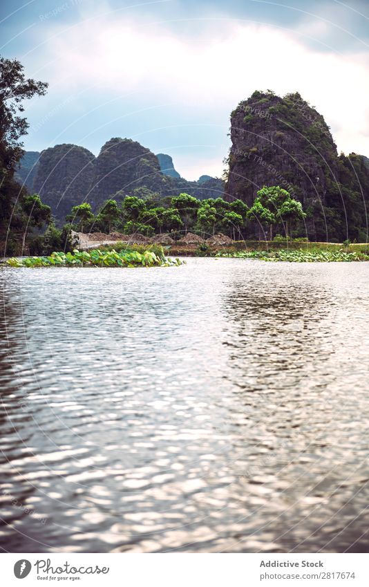 Landschaft Vietnam. Blick auf den Fluss bei Dämmerung in Ninhbinh, Tam Coc, Vietnam Asien asiatisch Banane schön Wasserfahrzeug tam Kokos Can Tho cho Binh