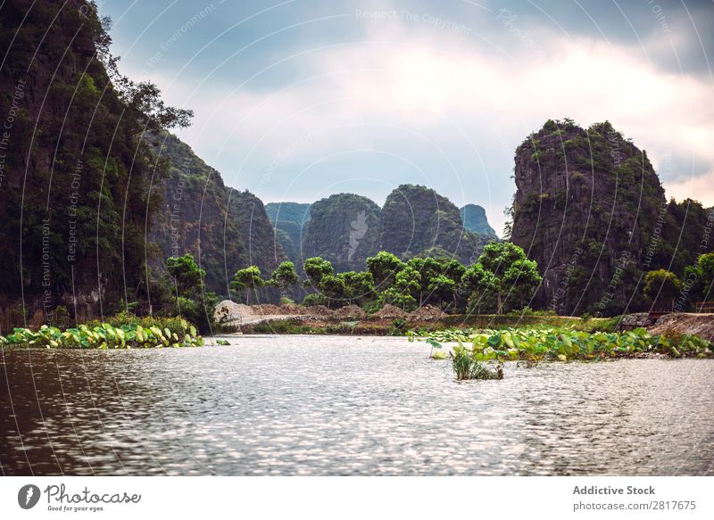 Landschaft Vietnam. Blick auf den Fluss bei Dämmerung in Ninhbinh, Tam Coc, Vietnam Asien asiatisch Banane schön Wasserfahrzeug tam Kokos Can Tho cho Binh