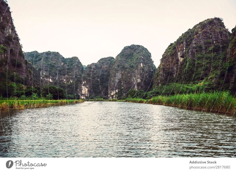 Landschaft Vietnam. Blick auf den Fluss im schwachen Licht der Abenddämmerung in Ninhbi Asien asiatisch Banane schön Wasserfahrzeug tam Kokos Can Tho cho Binh