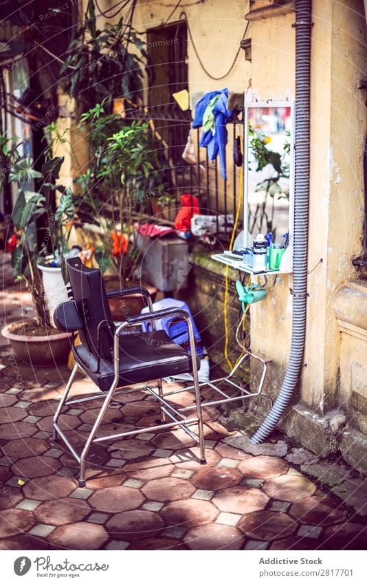 Hanoi - Vietnam, 15. Juni 2015: Ein Friseurstand in der Straße Asien asiatisch Friseursalon Kufe blau Business Stuhl Chi Großstadt Kultur Kunde geschnitten