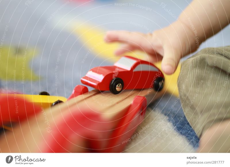 auto mit hebekran Spielen Kinderspiel Mensch Baby Kleinkind Hand 1 0-12 Monate Verkehrsmittel Holz PKW Spielzeug Spielzeugauto rot heben Kran greifen packen