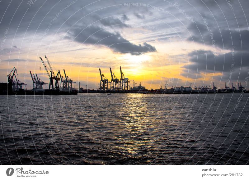 Harbour Industrie Himmel Wolken Sonnenaufgang Sonnenuntergang Hafenstadt Menschenleer Industrieanlage Ende Endzeitstimmung Fortschritt Horizont modern