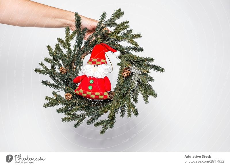 Hand mit Kranz und Spielzeug Weihnachten & Advent Dekoration & Verzierung Grabkränze klein Weihnachtsmann grün Tanne Tradition Kugel Mensch Feste & Feiern