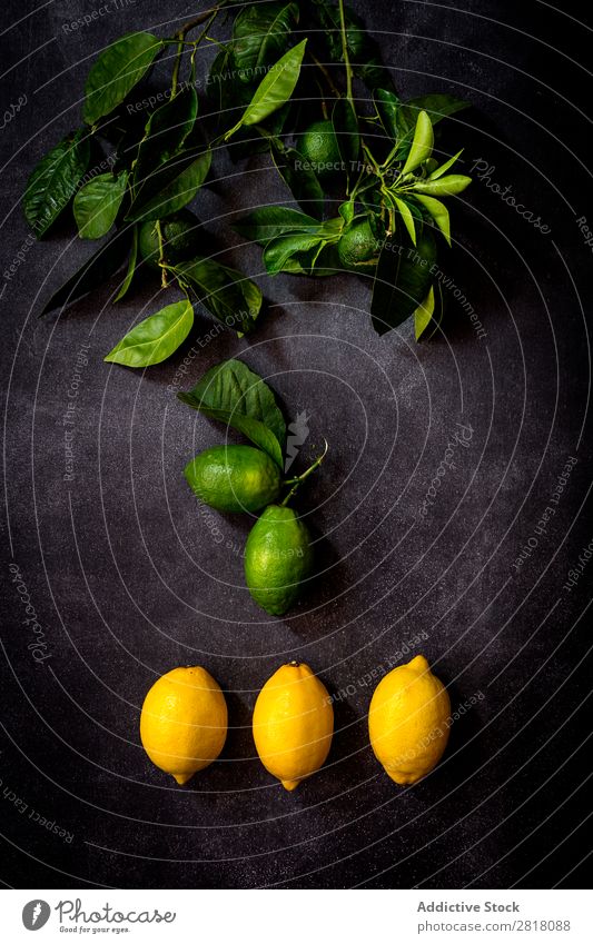 Frische Zitronen auf dunklem Tisch Frucht Lebensmittel Hintergrundbild Diät frisch grün Gesundheit natürlich organisch roh Landwirtschaft reif Vogelperspektive