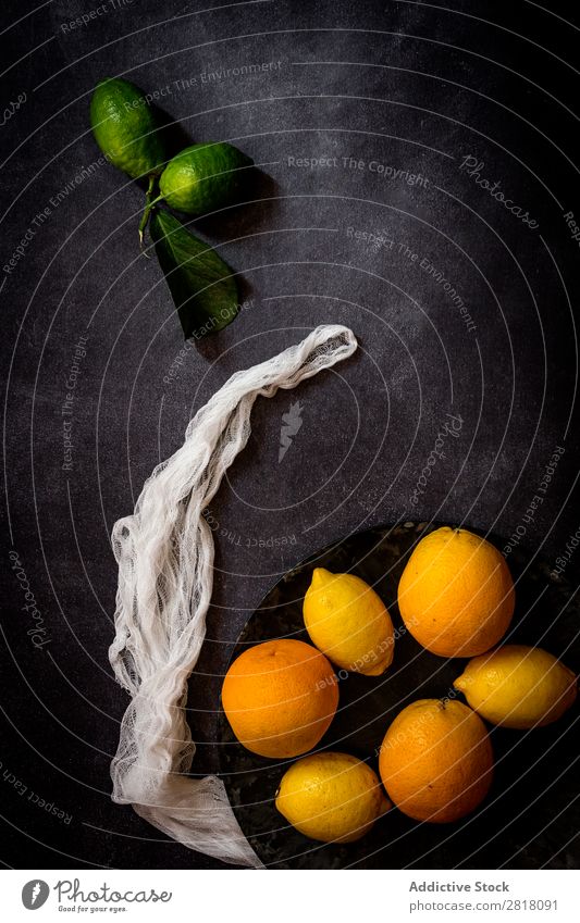 Frische Zitronen und Orangen auf dunklem Tisch Zitrusfrüchte Frucht Lebensmittel Hintergrundbild Diät frisch grün Gesundheit natürlich organisch roh