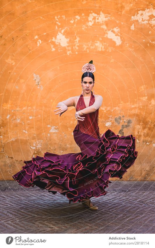Flamenco-Tänzerin in den Straßen von Sevilla Flamencotänzer Tanzen Kostüm typisch Spanien Spanisch Andalusia Frau Jugendliche brünett Blume rassisch Model