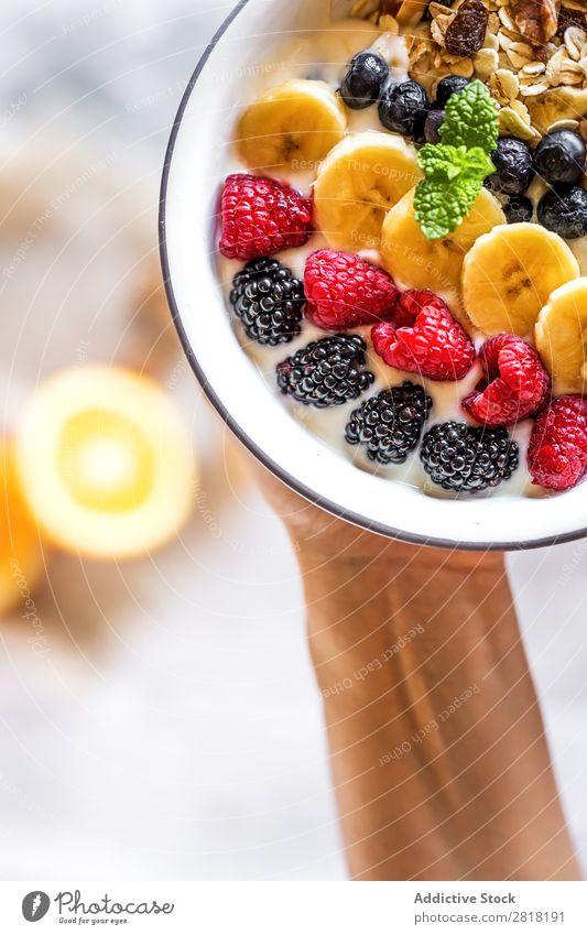 Hausgemachtes Antioxidans Smoothie Sommerfrüchte und Cerealien Milchshake Frucht Lebensmittel Gesundheit Beeren frisch Tisch Dessert Diät Frühstück Banane