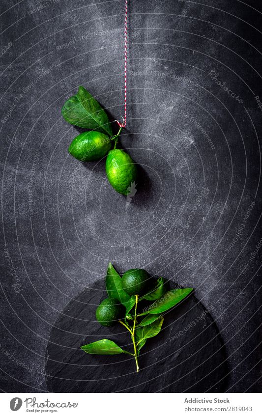 Frische Zitronen auf dunklem Tisch Frucht Lebensmittel Hintergrundbild Diät frisch grün Gesundheit natürlich organisch roh Landwirtschaft reif Vogelperspektive