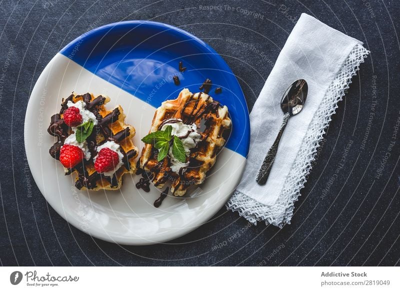 Waffel mit Sahne-Himbeeren und Schokoladen-Erdbeeren Lebensmittel süß Dessert Creme Belgier Frucht Kreativität lecker Geschmackssinn Zucker Kuchen Coolness