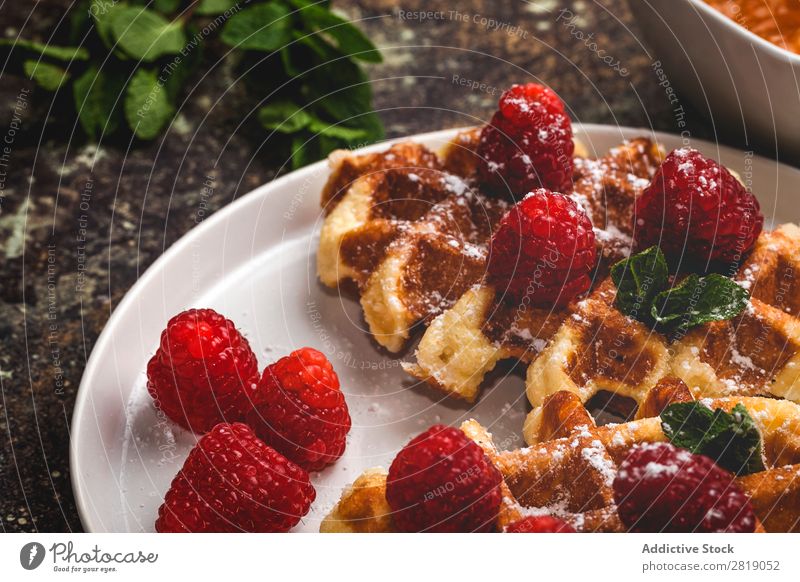 Waffel mit Sahne-Himbeeren und Schokoladen-Erdbeeren Lebensmittel süß Dessert Creme Belgier Frucht Kreativität lecker Geschmackssinn Zucker Kuchen Coolness