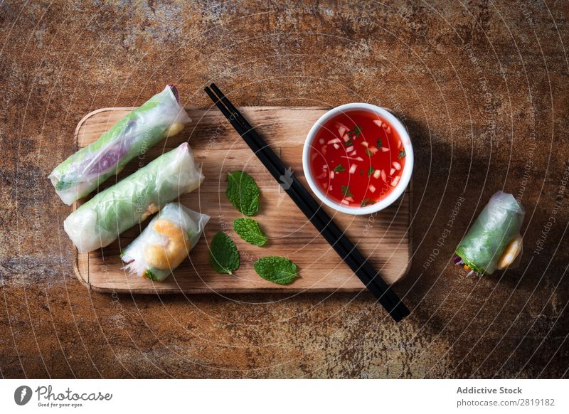 Vietnamesische Brötchen Nahaufnahme Vogelperspektive Vietnamesen Walze frisch Lebensmittel Frühling Reis Lachs weiß Gesundheit Gemüse Saucen Krabbe Papier