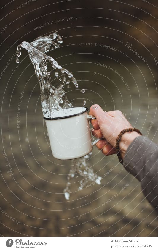 Handwaschwasser aus der Tasse Geplätscher Wasser Sauberkeit Gesundheit Gießen frisch Tropfen trinken liquide platschen Reinheit anschaulich nass Erfrischung
