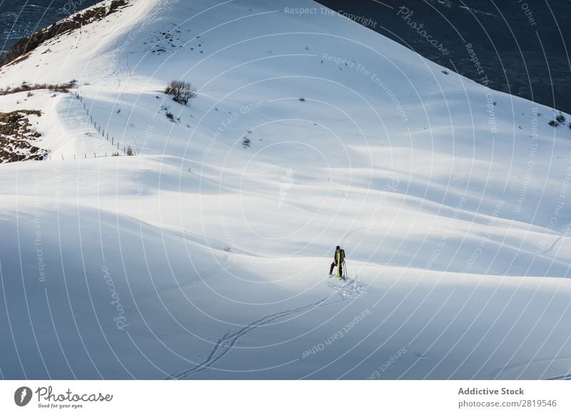 Nicht erkennbare Person beim Skifahren in den Bergen Tourist Schnee Skigebiet Winter Ferien & Urlaub & Reisen weiß Natur alpin Landschaft Berge u. Gebirge