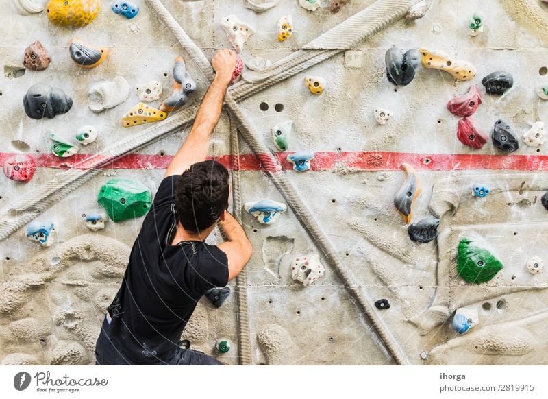 Mann übt Klettern an einer künstlichen Wand in Innenräumen. Lifestyle Freude Freizeit & Hobby Sport Bergsteigen Mensch maskulin Erwachsene 1 18-30 Jahre