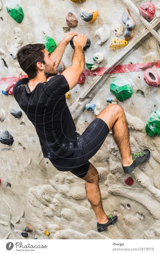 Mann übt Klettern an einer künstlichen Wand in Innenräumen. Lifestyle Freude Freizeit & Hobby Sport Bergsteigen maskulin Erwachsene Hand Fuß 1 Mensch