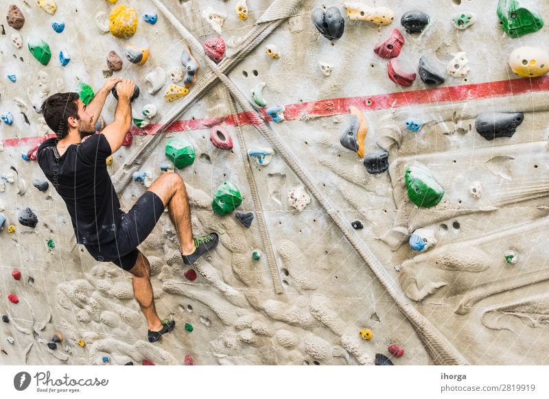 Mann übt Klettern an einer künstlichen Wand in Innenräumen. Lifestyle Freude Freizeit & Hobby Sport Bergsteigen Mensch Erwachsene 1 18-30 Jahre Jugendliche