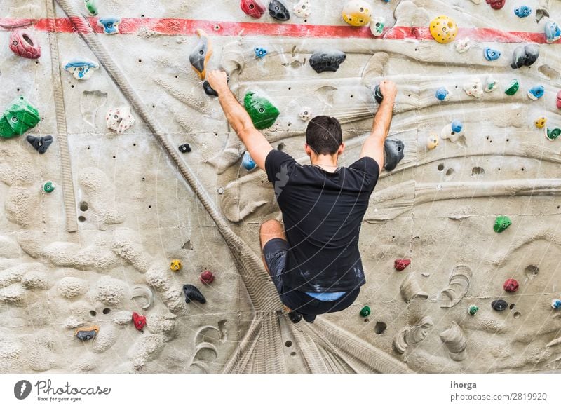 Ein Mann, der das Klettern an einer künstlichen Wand in Innenräumen übt. Lifestyle Freude Freizeit & Hobby Sport Bergsteigen Erwachsene 1 Mensch 18-30 Jahre