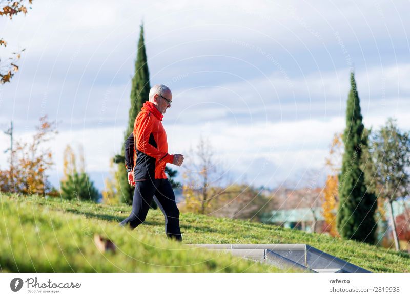 Seitenansicht eines älteren kaukasischen Athleten beim Mannstraining Lifestyle Erholung Freizeit & Hobby Sport Klettern Bergsteigen Joggen Mensch maskulin