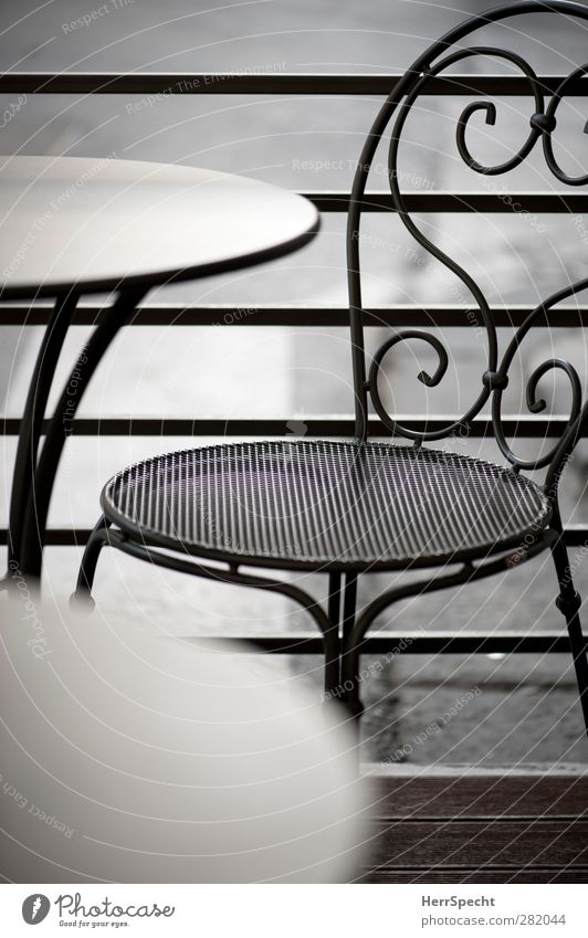 Straßencafé Terrasse Metall grau ästhetisch Freizeit & Hobby einzigartig Tisch Stuhl Café leer frei Farbfoto Gedeckte Farben Außenaufnahme Muster
