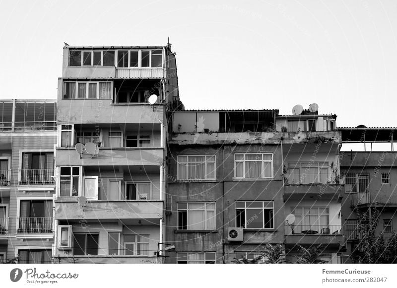 House facades. Stadt Hauptstadt Hafenstadt Menschenleer Haus Hochhaus Fassade Fenster alt Häuserzeile Istanbul Türkei Satellitenantenne schäbig verfallen