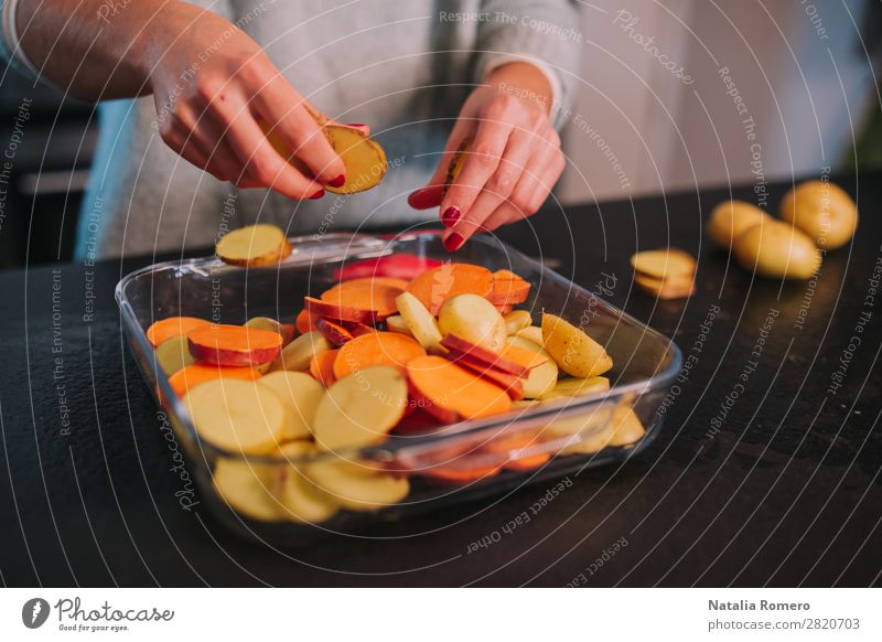 eine Person, die Kartoffeln und Süßkartoffeln in einer schönen Küche kocht. Gemüse Essen Mittagessen Abendessen Diät Tisch Mensch Frau Erwachsene Hand Natur
