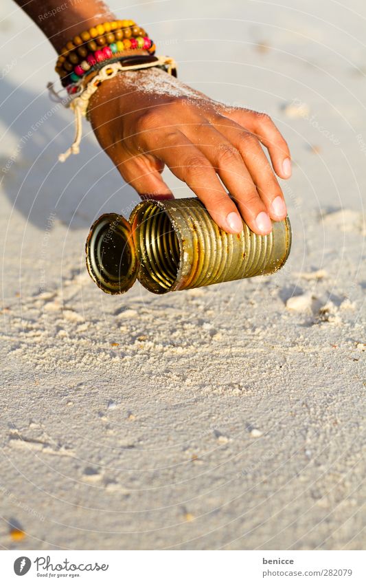 Beach CleanUp Frau Mensch Hand Reinigen aufräumen Müll dreckig Dose Strandgut Umweltschutz Umweltverschmutzung Aktion heben Sammlung Umweltsünder Umweltschaden
