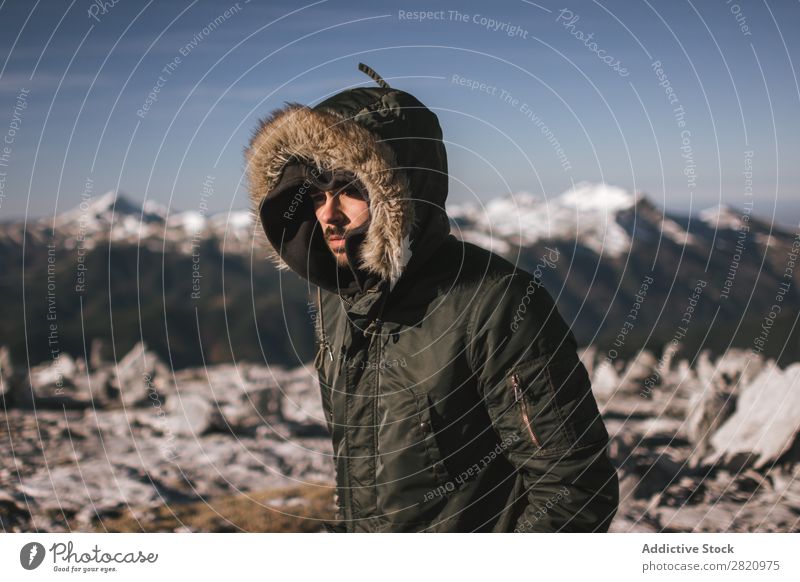 Mann in Oberbekleidung auf schneebedeckten Bergen Berge u. Gebirge Schnee Wanderer Aktion Motivation Tourist Sonnenlicht stehen Porträt Tourismus Wetter kalt