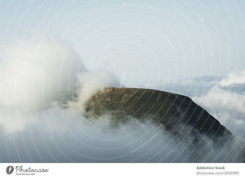Gipfel der bewölkten Berge Berge u. Gebirge Wolken Nebel Landschaft Natur Hügel Himmel Aussicht Höhe Tal wandern Abenteuer trist Felsen schön Beautyfotografie
